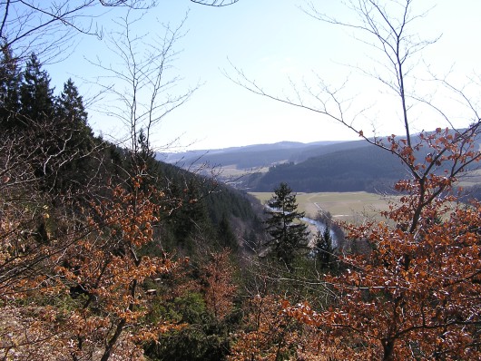 Oberhalb von Meckhausen ging der Blick ins Edertal ...