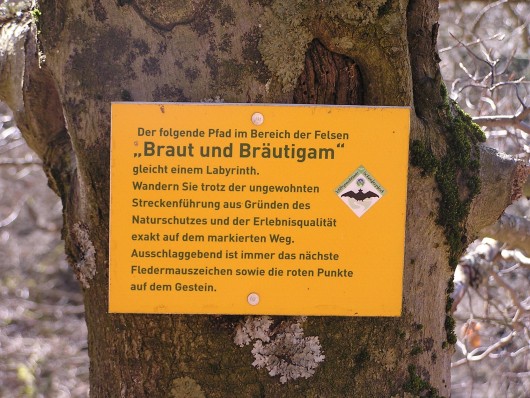 Hinweisschild auf Braut und Bräutigam