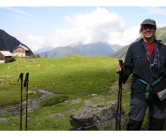 Andrea. Im Hintergrund die Dösener Hütte.