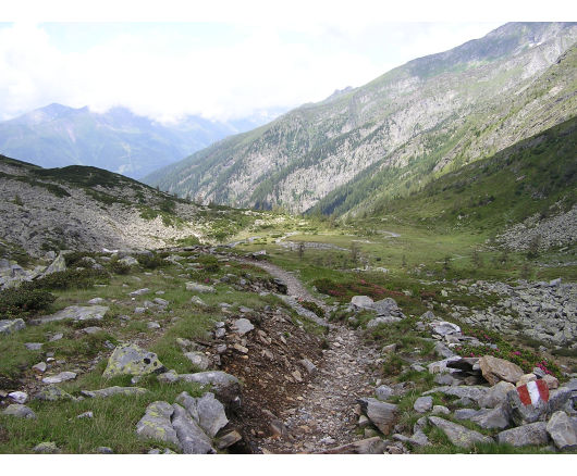 Jetzt war es nicht mehr weit. Der Blick führt zurück in die flachere Passage, die oberhalb der Dösner Hütte durchlaufen wurde.