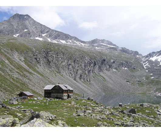 Das Arthur-von-Schmidhaus. Das Säuleck zeigt sich über der Hütte