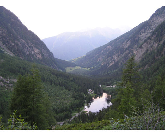 Gegen 06:00 Uhr am Morgen. Im Tal die Konradlacke.