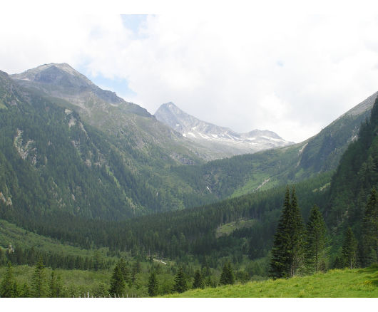 Blick durch das Dösntal. Das Säuleck liegt links der Bildmitte.