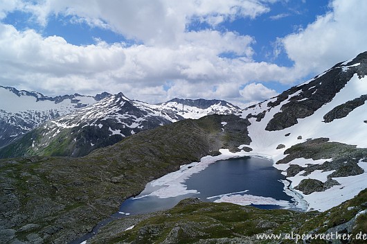 Im weiteren Aufstieg der Blick zum Unteren Schwarzhornsee.