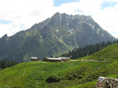 Kesselhuette mit Madrisa im Hintergrund.