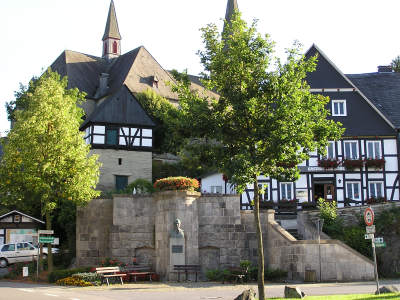 Assinghausen mit Grimmedenkmal