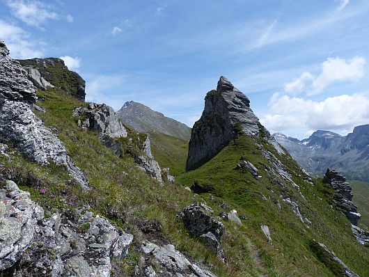 Durch die beiden Törlköpfe liefen wir anschließend hindurch. Im Hintergrund zeigt sich die Maresenspitze -2916 m-, die auch auf diesem Weg erreicht werden kann.