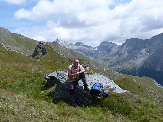 Rastplatz mit Aussicht. Auffällig im Hintergrund das Säuleck.