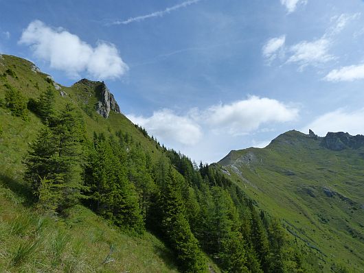 Langsam sahen wir beim Aufstieg auch den Grat zum Törlkopf, links neben der auffälligen Spitze. Dort sollte es noch hin gehen.