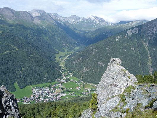 Der Blick hinab nach Mallnitz und ins Tauerntal. Mallnitz liegt hier etwa 1000 Meter unter uns.