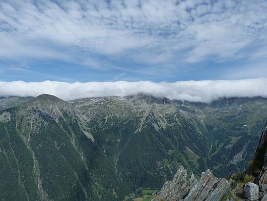 Hier geht der Blick zur Ankogelgruppe. Die Wolken im Norden klebten förmlich auf dem Alpenhauptkamm fest. Das war auch gut so.