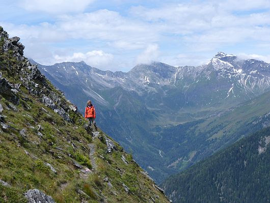 Am steilen Nordhang ging es nun weiter. Im Hintergrund die Goldberggruppe. Der Vordere Geißlkopf -2974 m- ganz rechts; der Feldseekopf -2864 m- in Wolken.