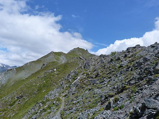 Jetzt lag eine schöne, aber teilweise steile, Gratwanderung vor uns. Der Törlkopf ist in der Bildmitte zu sehen.