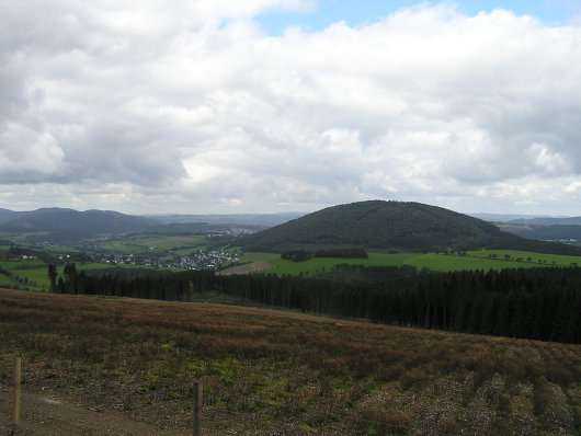 Links ist Grafschaft erkennbar. Im Zentrum des Bildes der "heilige Berg des Sauerlandes"; der Wilzenberg.