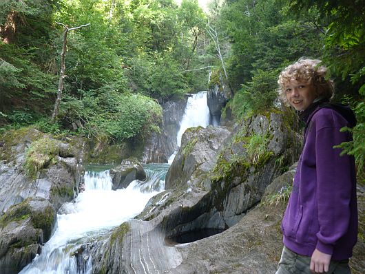 Die ersten kleinen Wasserfälle zu Beginn des Weges.