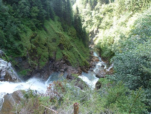 Von der Oberkante des Wasserfalls geht der Blick in die Tiefe.