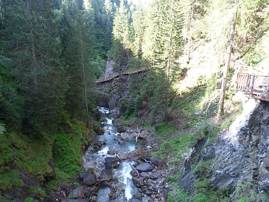 Blick zurück. Deutlich ist die Stegkonstruktion an der Felswand erkennbar.