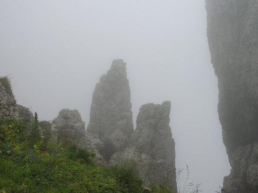 Bizarre Filztürme im Nebel. Die Aussicht war beim ersten Gipfelsturm gleich NULL.