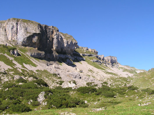 Irgendwo musste diese Felswand durchlaufen werden. Der Gipfel lag ganz am Ende der Felsmauer.