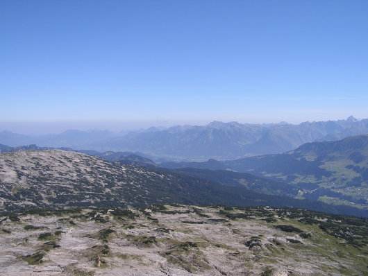 Blick auf den Gottesacker. Im Hintergrund ist noch das Nebelhorn und der Hochvogel erkennbar.