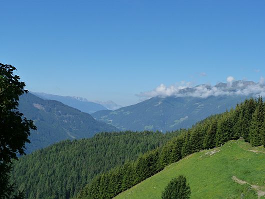 Unterhalb der Stanerhäuser kann man in das obere Mölltal schauen. Am Horizont zeigen sich schon jetzt die Lienzer Dolomiten.