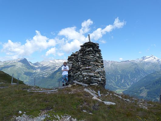 Nils am Steinernden Manderl. Ganz rechts der Ankogel und darunter das Seebachtal.