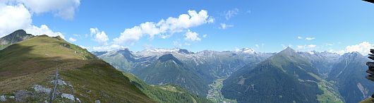 Panorama vom Steinernden Manderl. In der Bildmitte das Seebachtal mit dem darüberliegendem Ankogel. Rechts das Dösener Tal mit Hochalmspitze und Säuleck im Abschluss. Zum vergrößern reicht ein K L I C K auf das Bild.