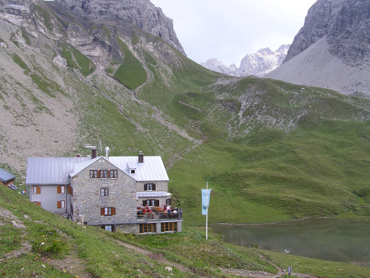 Rappenseehütte mit Steinscharte