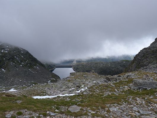 Zurück im Riekentörl. Die Wolken sollten sich noch weiter senken. Starkregen setzte später dann auch noch ein. Allerdings war dieses Wetter nur hier oben vorzufinden. Im Tal und in den benachbarten Gebirgsgruppen war weiterhin tolles Wetter.