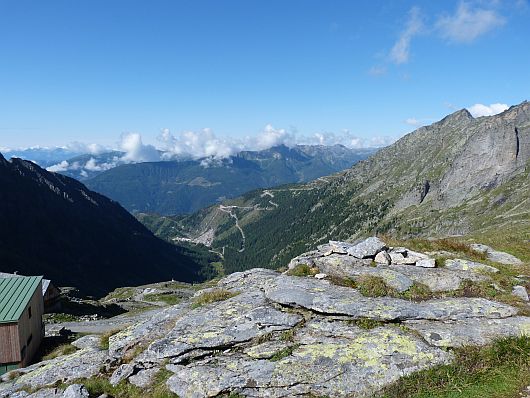 Oberhalb der Bergstation geht der Blick bei bestem Wetter in die Kreuzeckgruppe.