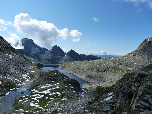 Unterhalb vom Riekentörl. Deutlich war hier bereits an Höhe gewonnen worden. Im Vordergrund der kleine Mühldorfer See.