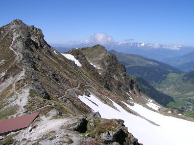 ????ber der Unterstandshuette im St. Antoenier Joch. Der Weg gerade aus fuehrt ueber den Schmugglerpfad. Im Hintergrund die Berninagruppe.