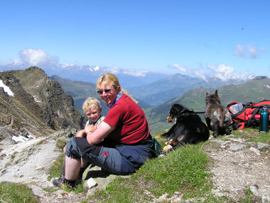 Unsere Hunde schauen sich die Schweiz an, wobei Andrea und Nils ????sterreich bevorzugen.