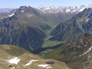 Der Abstieg fuehrte vorbei an den kleinen Seen zum linken Bildrand. Dann ging es abwaerts bis zur Kesselhuette in der Bildmitte und dann ins Tal.