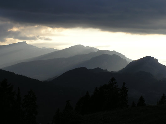 Langsam wurde es dunkel. Am Horizont zeigt sich der Hohe Ifen.