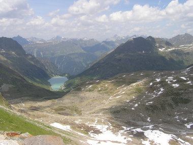 Noch einmal der Blick zum Stausee. Unser Weg ist auch erkennbar.