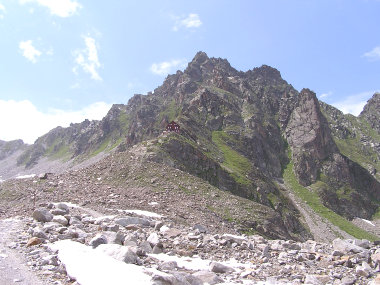 Die imposante Lage der Saarbrueckener Huette (Bildmitte).