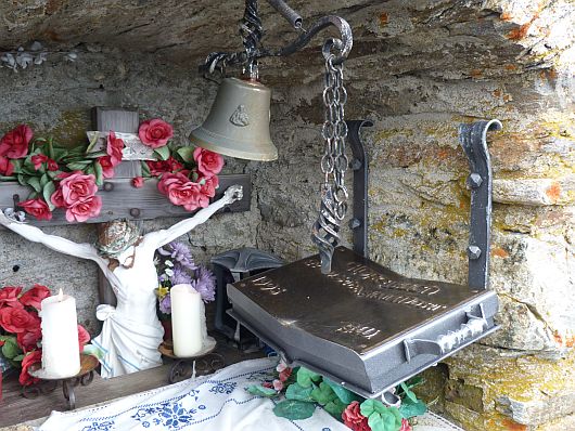 Die Gipfelkapelle mit Altar, Glocke, Gipfelbuch....