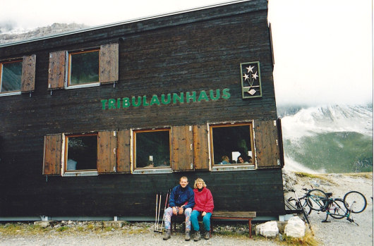 Andrea und Udo vor dem Tribulaunhaus.