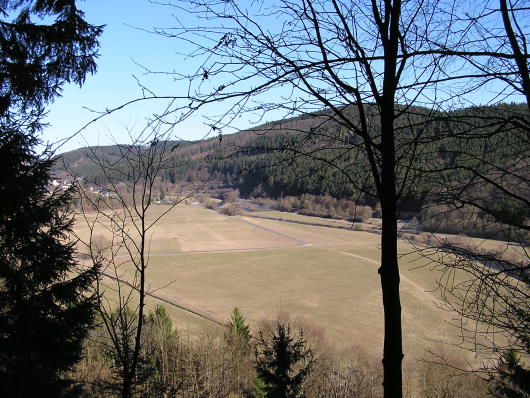 Rasch wurde an Höhe gewonnen. Hier der Blick in das Edertal.