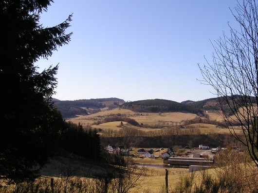 Oben angekommen bot sich ein Blick zurück. Alle Hänge am Horizont waren am heutigen Tage bereits erwandert worden.