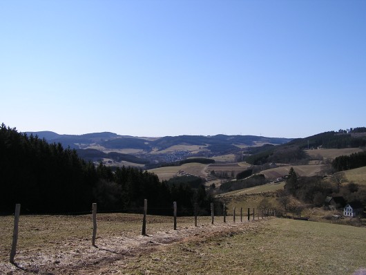 Blick vom "Oberen Hüttental" in südliche Richtung. Die Hänge am Horizont waren vor etwa 3 Stunden unter die Sohlen genommen worden.