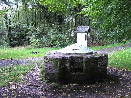 Brunnen am Wilzenberg-Turm.