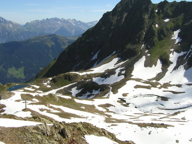 Blick auf den noch zugefrorenen Herzsee (rechts).