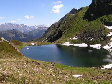 Der Schwarzsee. Im Hintergrund die Lechtaler Alpen.