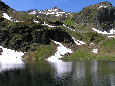 Schwarzsee mit Wormser Huette am Grat (re. der Bildmitte).